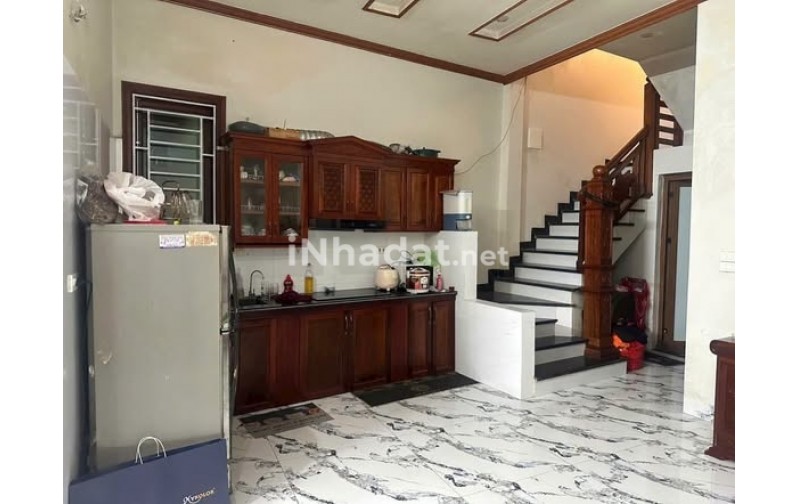 BÁN NHÀ NINH XÁ -BẮC NINH- VỊ TRÍ TRUNG TÂM GẦN CHỢ ĐỌ CÓ GARA Ô TÔ TRONG NHÀ