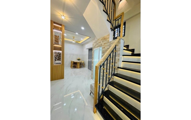 BÁN NHÀ HẺM XE HƠI MAI XUÂN THƯỞNG, QUẬN 6, 4 PHÒNG NGỦ, SÂN THƯỢNG