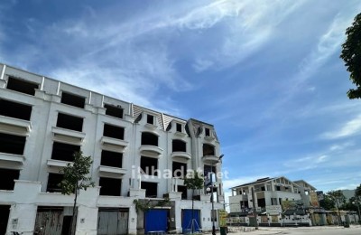 Bán 4 Căn Nhà Liền Kề Mặt Tiền Bờ Kè, Phường Thới Sơn – Giá 8,5 Tỷ/Căn