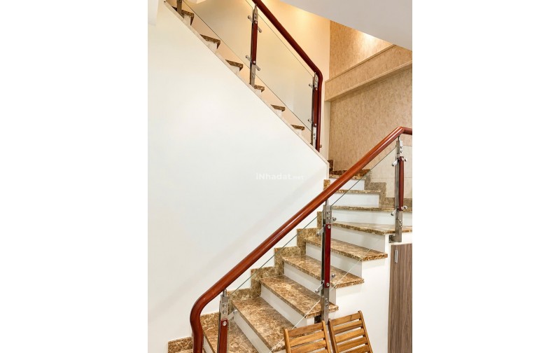 Nhà lô nhì đường số kế hồ bơi Vân Đồn Q4- Ngang 4 m - dtsd 150 m²  - 4 tầng - 4 pn - 7,5 t