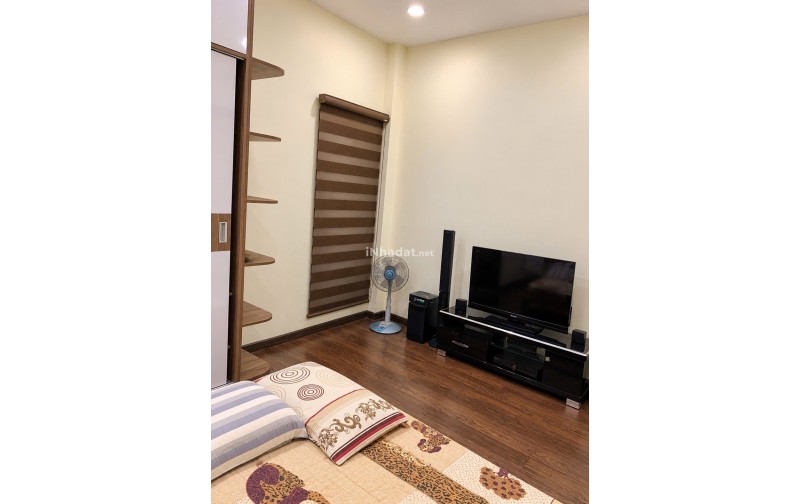 Nhà lô nhì đường số kế hồ bơi Vân Đồn Q4- Ngang 4 m - dtsd 150 m²  - 4 tầng - 4 pn - 7,5 t