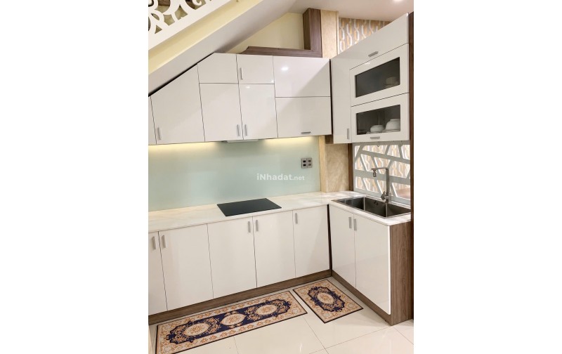 Nhà lô nhì đường số kế hồ bơi Vân Đồn Q4- Ngang 4 m - dtsd 150 m²  - 4 tầng - 4 pn - 7,5 t