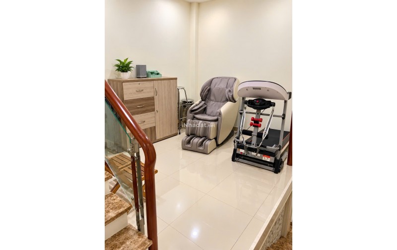 Nhà lô nhì đường số kế hồ bơi Vân Đồn Q4- Ngang 4 m - dtsd 150 m²  - 4 tầng - 4 pn - 7,5 t