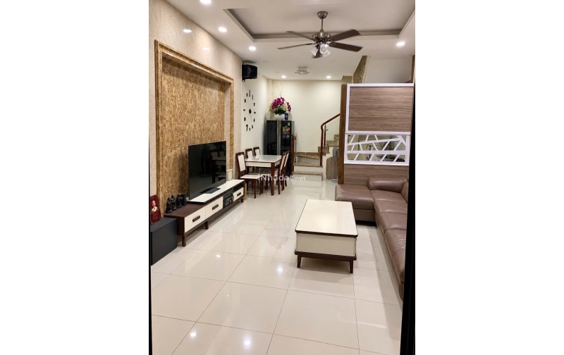Nhà lô nhì đường số kế hồ bơi Vân Đồn Q4- Ngang 4 m - dtsd 150 m²  - 4 tầng - 4 pn - 7,5 t
