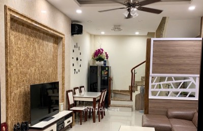 Nhà lô nhì đường số kế hồ bơi Vân Đồn Q4- Ngang 4 m - dtsd 150 m²  - 4 tầng - 4 pn - 7,5 t